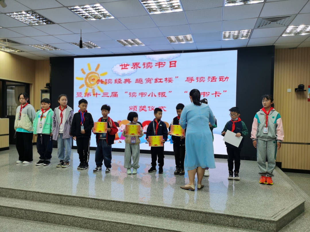 读书小报获奖颁奖中.jpg
