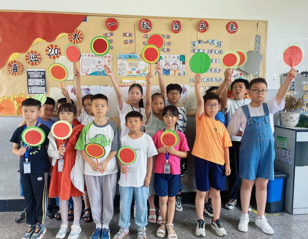 三界镇中心小学暑托活动丰富多彩 之手工制作西瓜扇.jpg