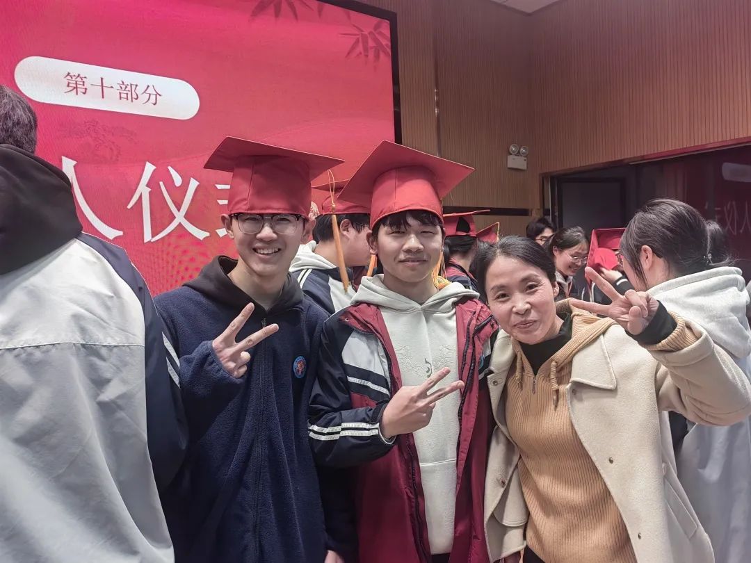 带成人帽，送宪法.jpg